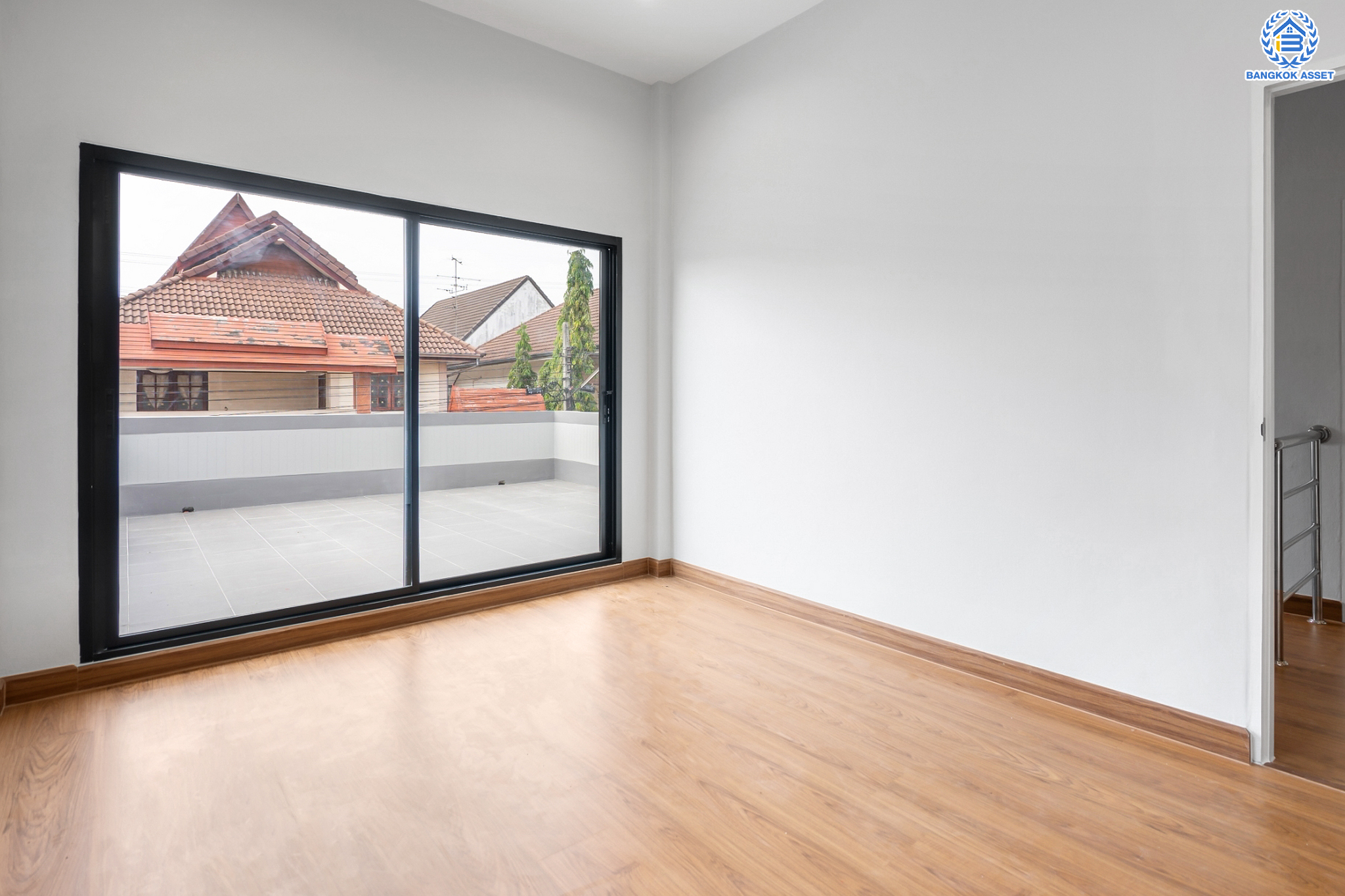 บ้านมือสองตกแต่งใหม่ ม.บูรพา12 ดอนเมือง บ้านเดี่ยว เนื้อที่ 50 ตร.ว. ฟังก์ชัน 4 ห้องนอน 2 ห้องน้ำ จอดรถได้ 2 คัน บนทำเลดีที่สุด ใกล้สนามบินดอนเมือง ทางด่วน "ศรีสมาน" และรถไฟฟ้าสายสีแดง "สถานีดอนเมือง"...